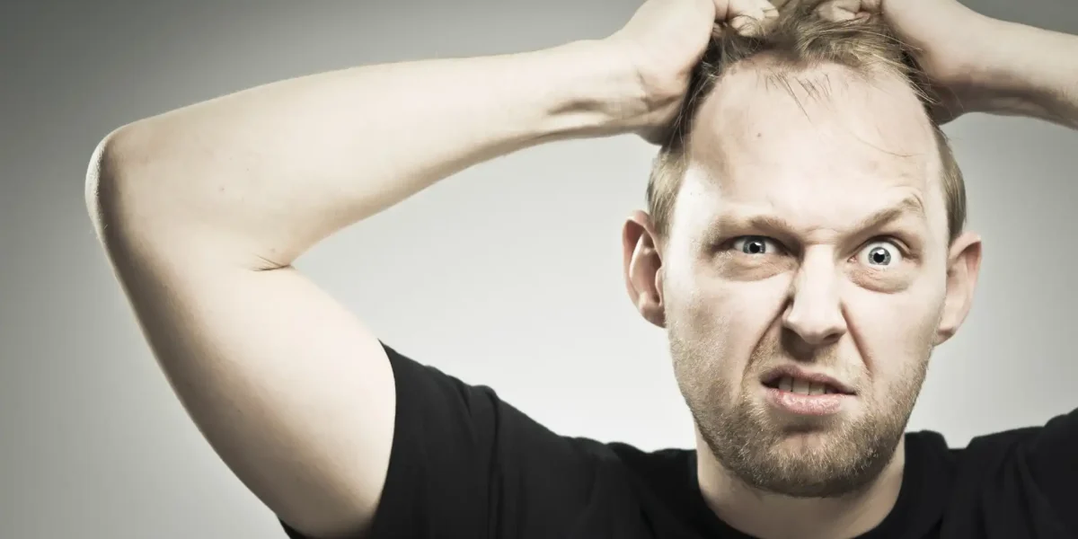 Mann Rauft Haare