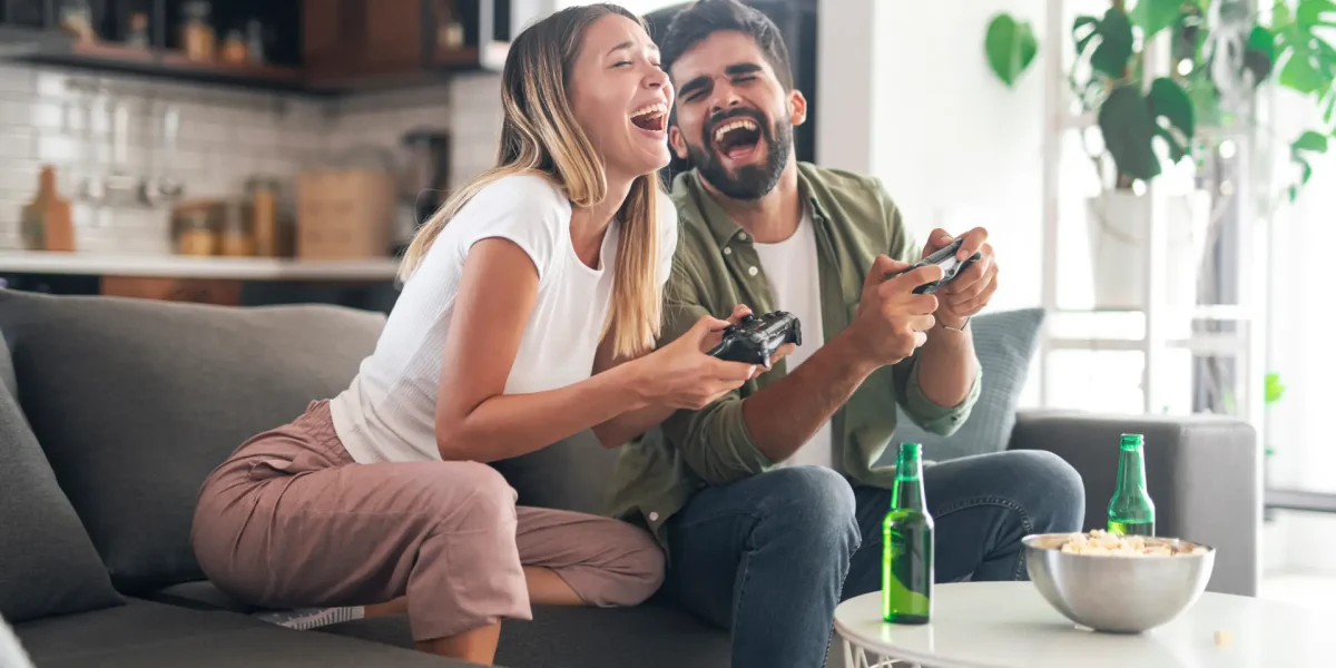 Laut lachends Paar auf dem Sofa