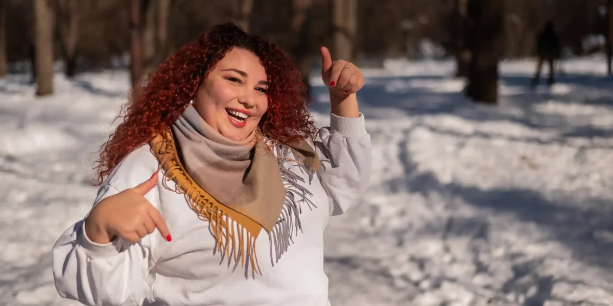 Rothaarige Frau im Schnee