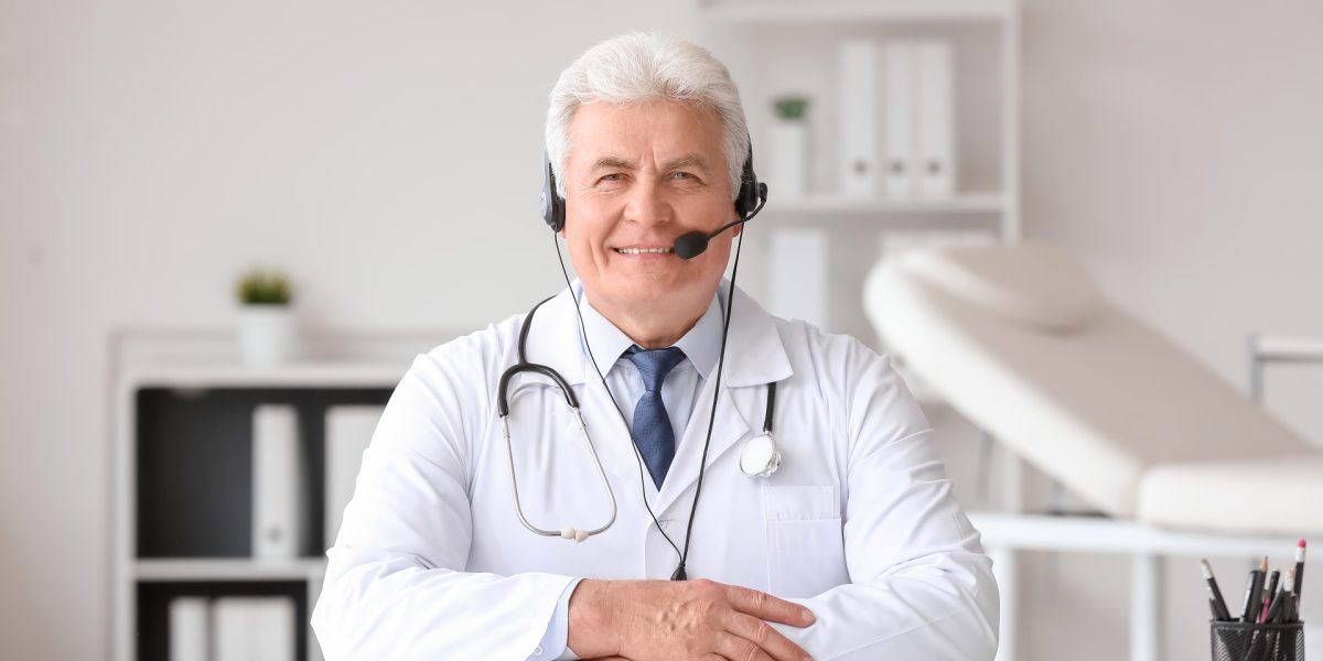 Älterer Arzt mit Headset