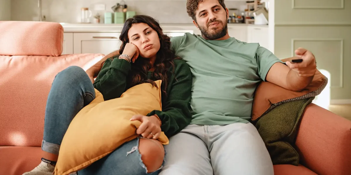 Paar Gelangweilt Couch