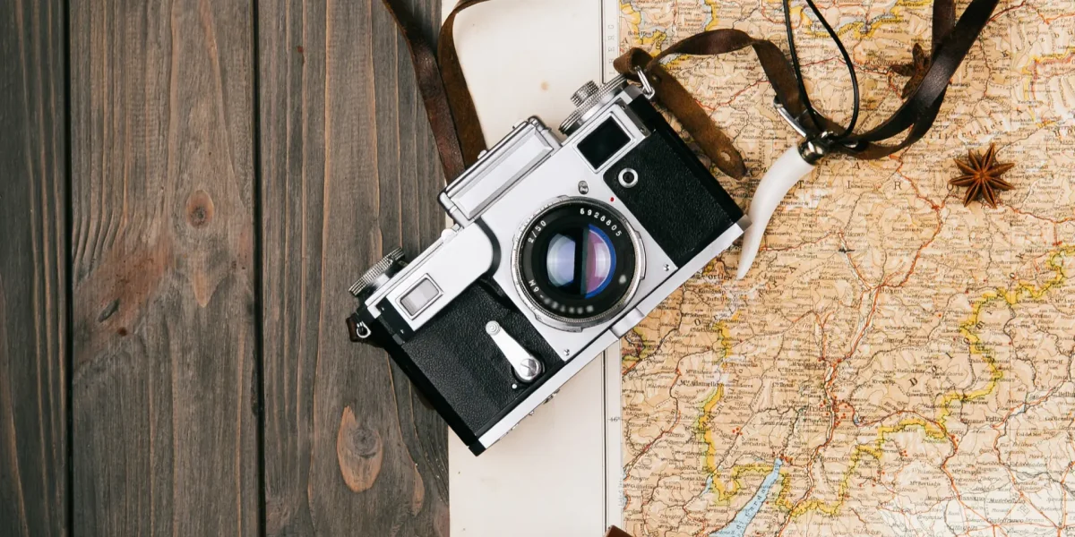 Fotoapparat auf Landkarte