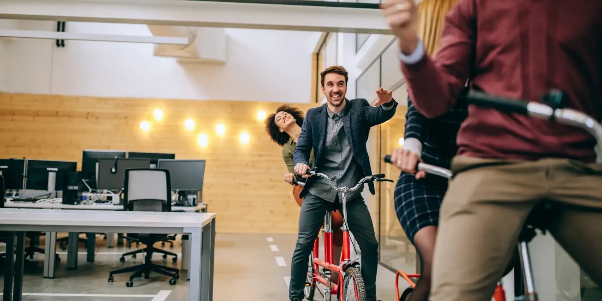 Büroangestellte mit Spaß an Bewegung