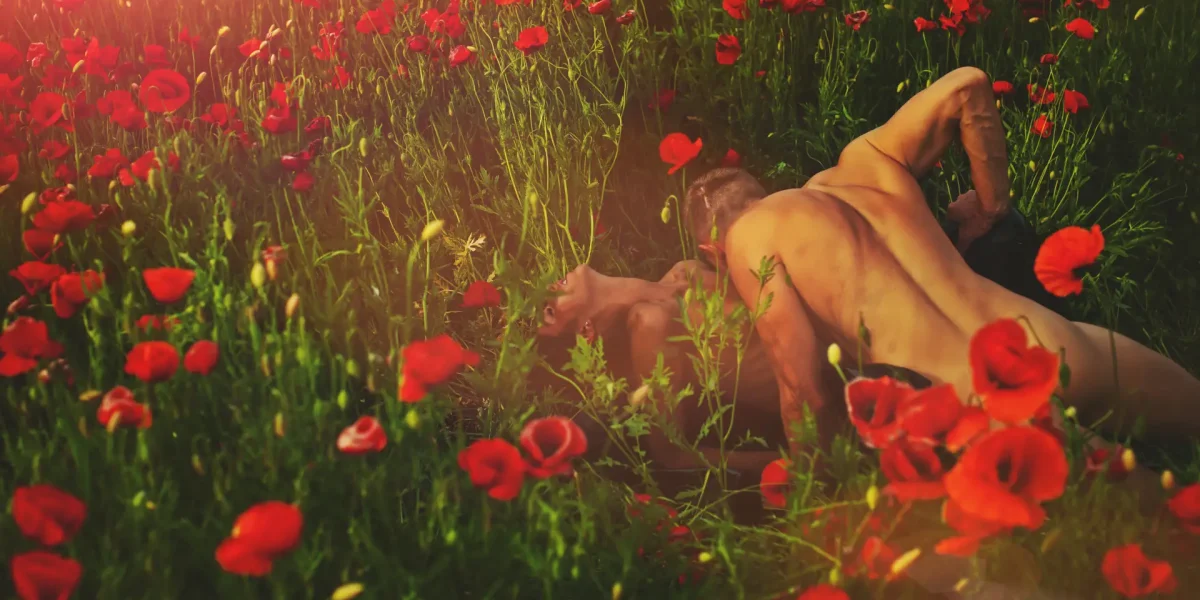 Paar liebt sich im Blumenfeld