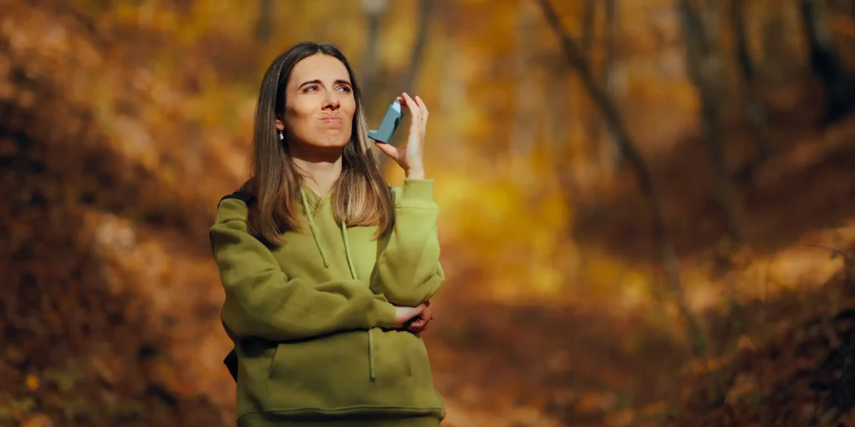 Frau Im Herbstwald