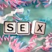 Die Buchstaben des Wortes Sex einzeln auf Spielsteinen