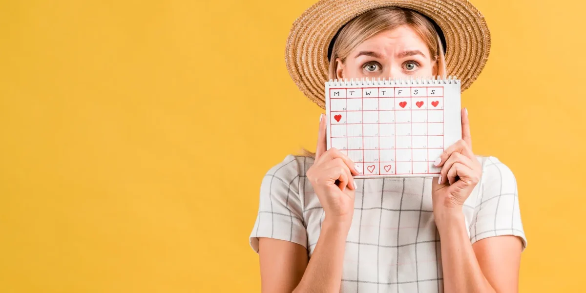 Junge Frau schaut über einen Kalender