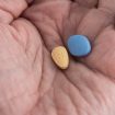 Viagra-Pille und Cialis-Pille in Handfläche