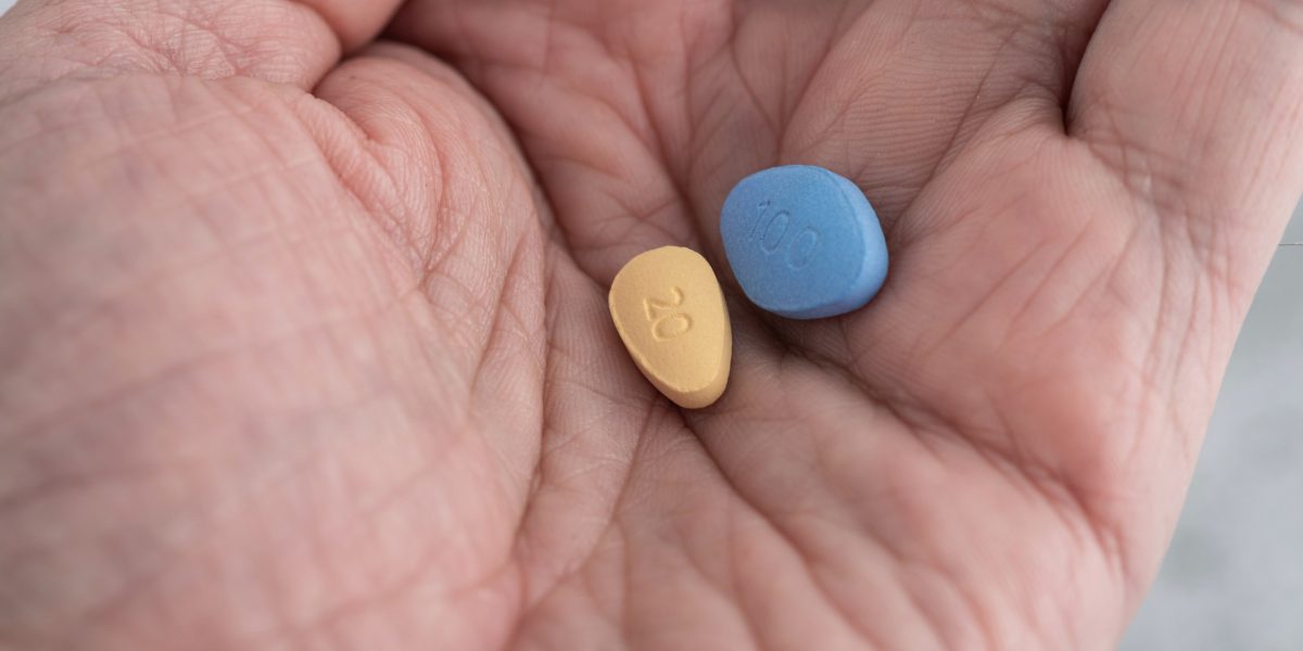 Viagra-Pille und Cialis-Pille in Handfläche