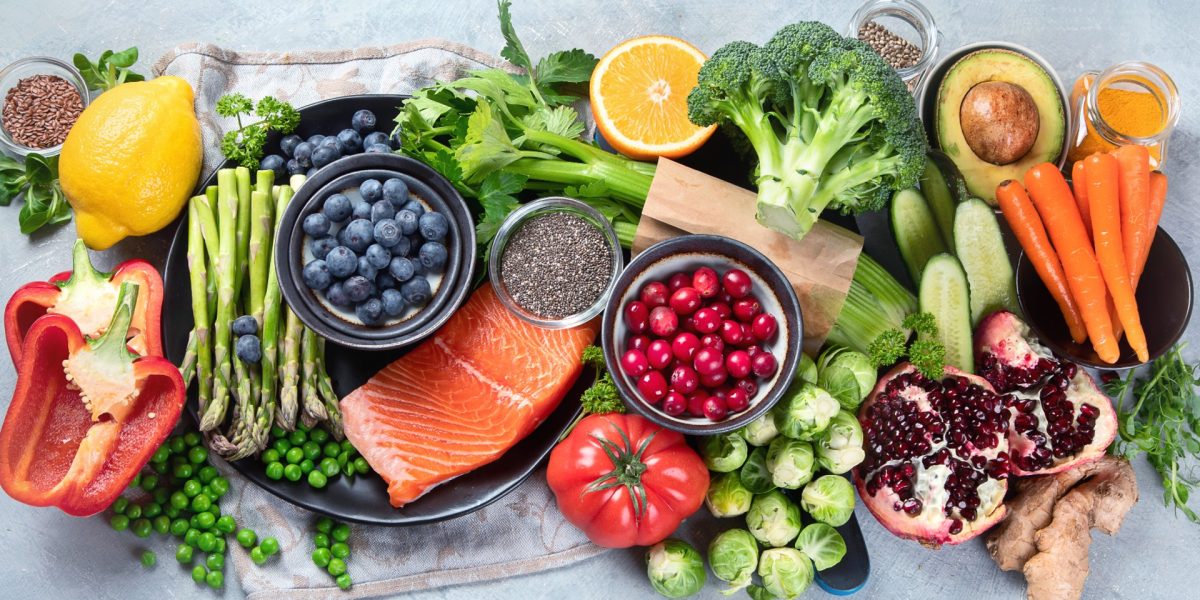 Gesundes Essen auf einem Tisch, von oben fotografiert