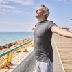 Mann voller Energie am Meer