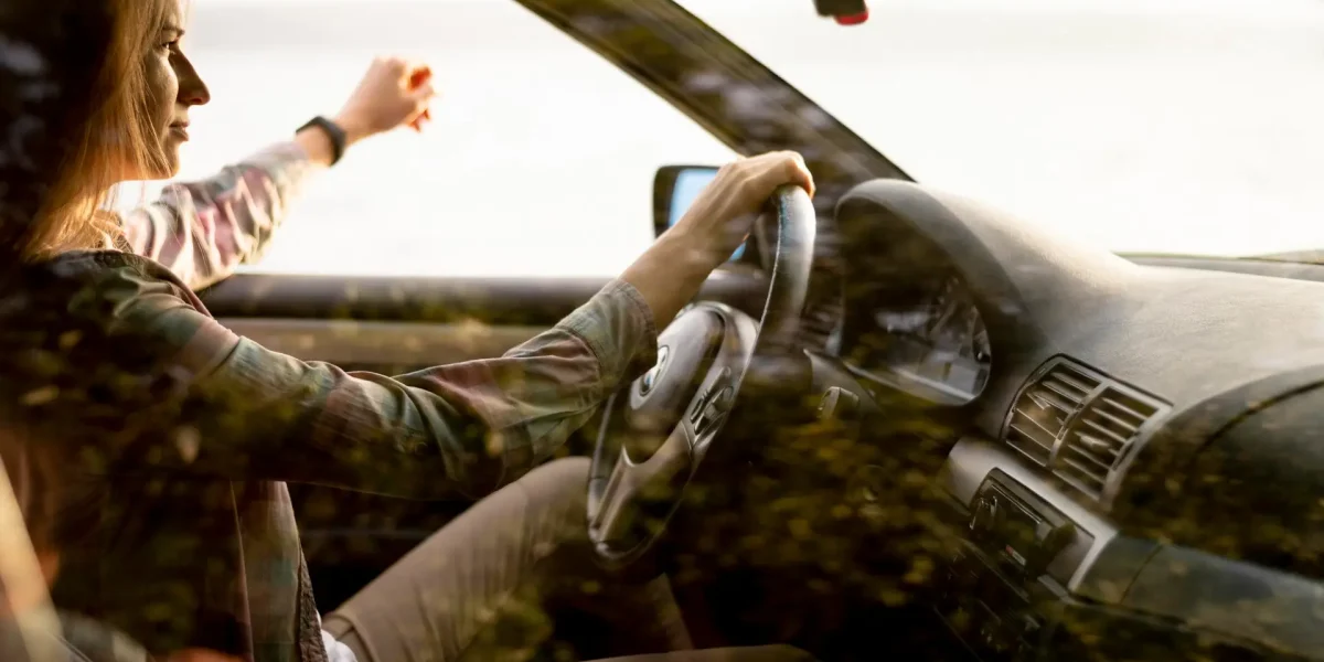 Junge hippe Frau macht einen Roadtrip