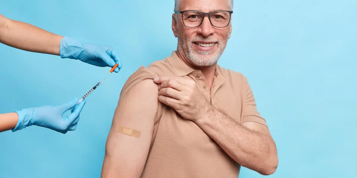 Die Impfung gegen das Coronavirus freute den alten Mann, der gerade gegen die Grippe geimpft wurde
