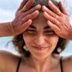 Junge Frau ist gestresst und hält sich die Hände an den Kopf