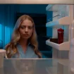 Frau Vor Kühlschrank