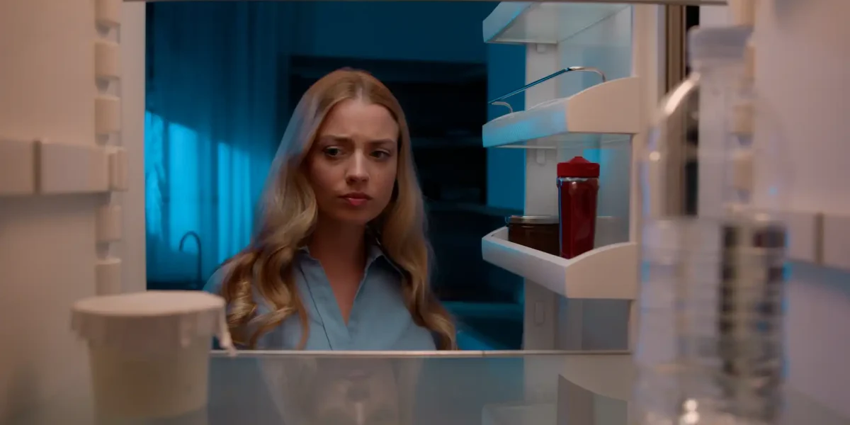 Frau Vor Kühlschrank