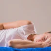 Weibliche Schmerzen. Nahaufnahme des Körpers einer schönen Frau, die Bauchschmerzen verspürt
