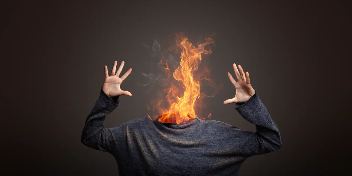 Person mit Flammen statt Kopf