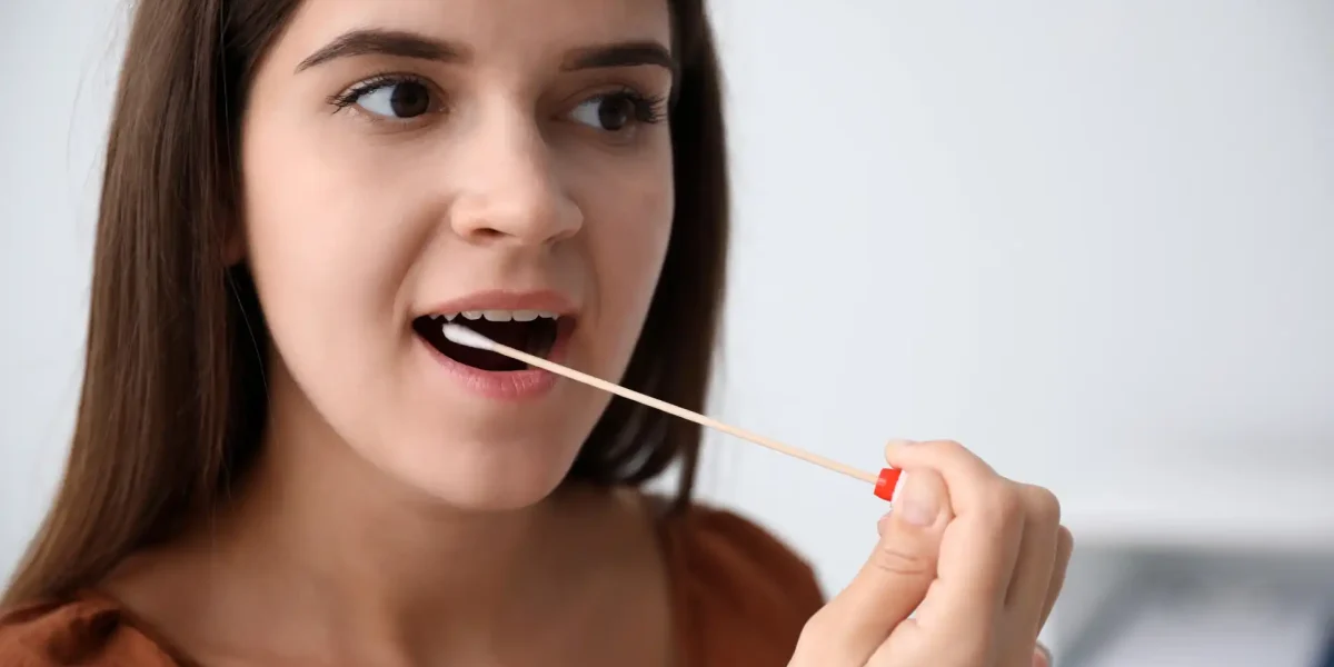 Junge Frau nimmt Speicheltest