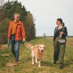Paar mit Hund beim Spaziergang