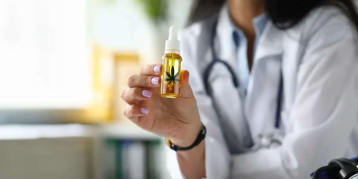 Apothekerin mit Cannabisöl