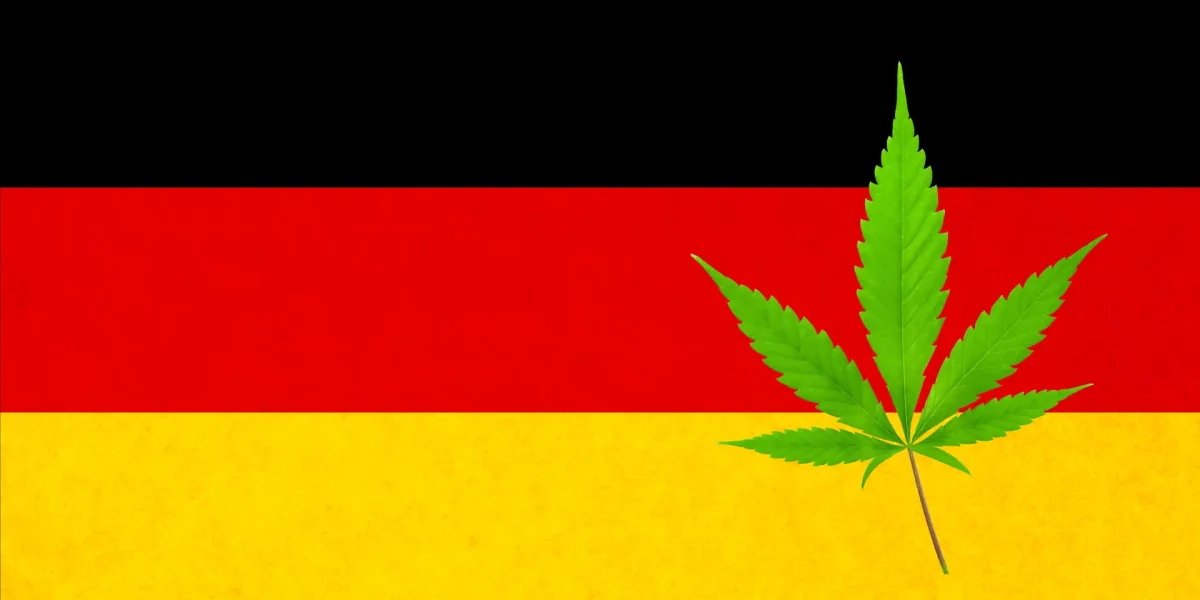 Cannabisblatt vor Deutschland Flagge