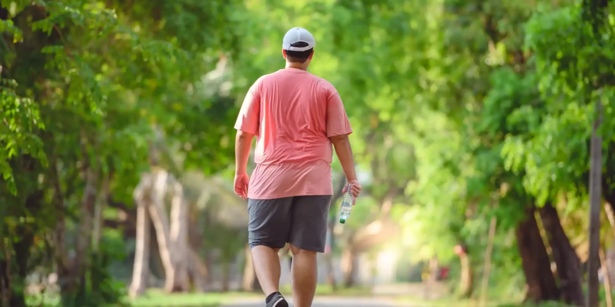 Mann Spaziert Schwitzend