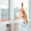 Wissenschaftler hält Cannabisblüte in der Hand