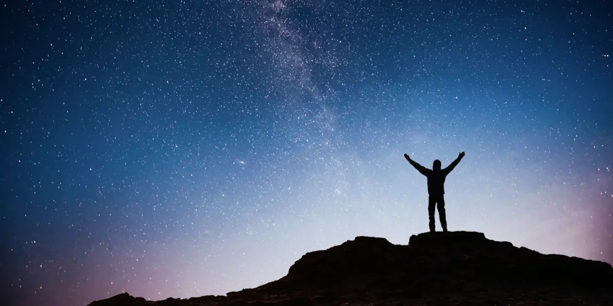 Der klare Sternenhimmel über einer Person