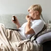 rau liegt krank auf der couch im Hotelzimmer