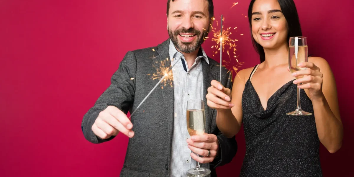 Paar in Silvester Feierlaune
