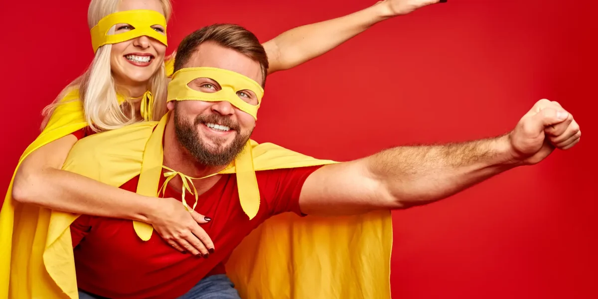 Verrücktes Paar als Superhelden verkleidet