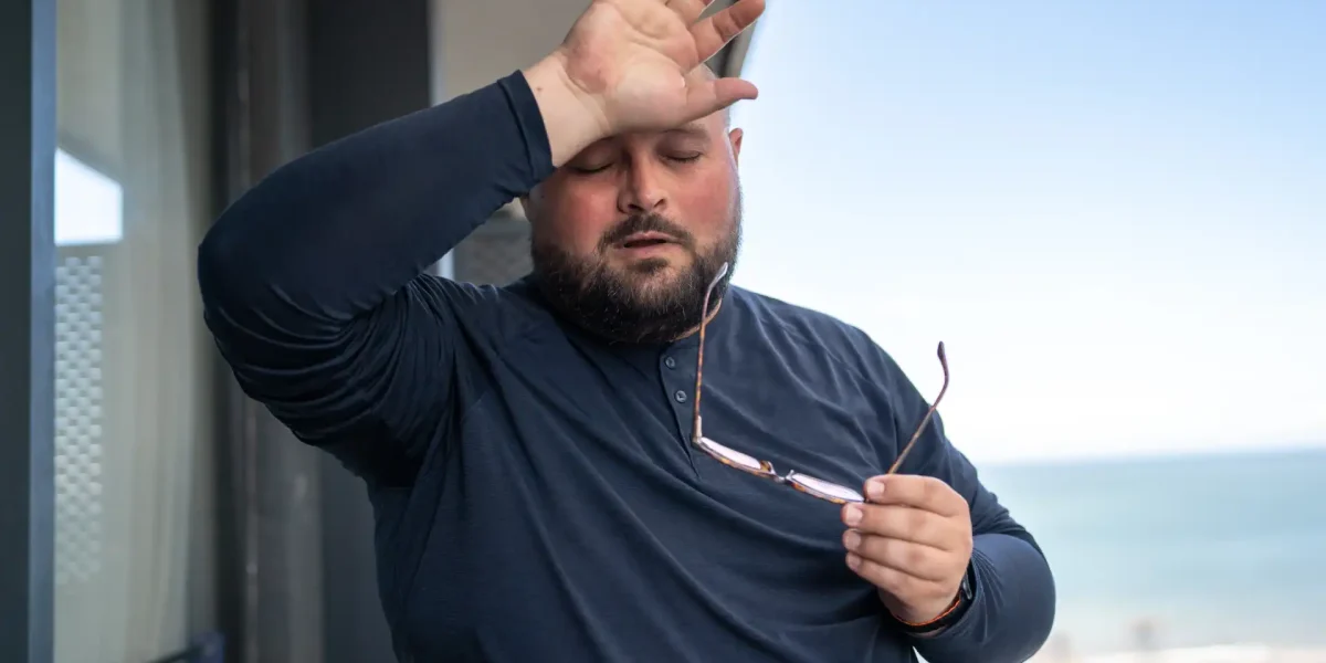 Mann Schwitzt Draussen