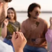 Gruppe von Freunden konsumiert Cannabis