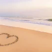 In den Sand geritztes Herz am Strand