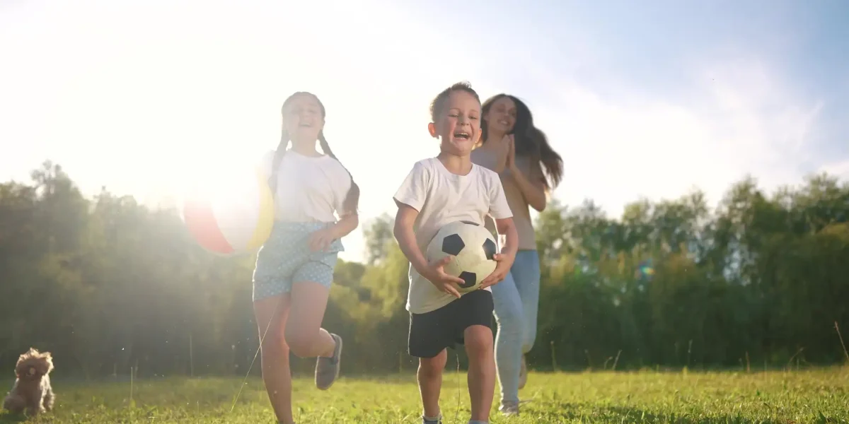 Kinder Spielen draussen