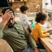 Mann mit Kindern ist gestresst
