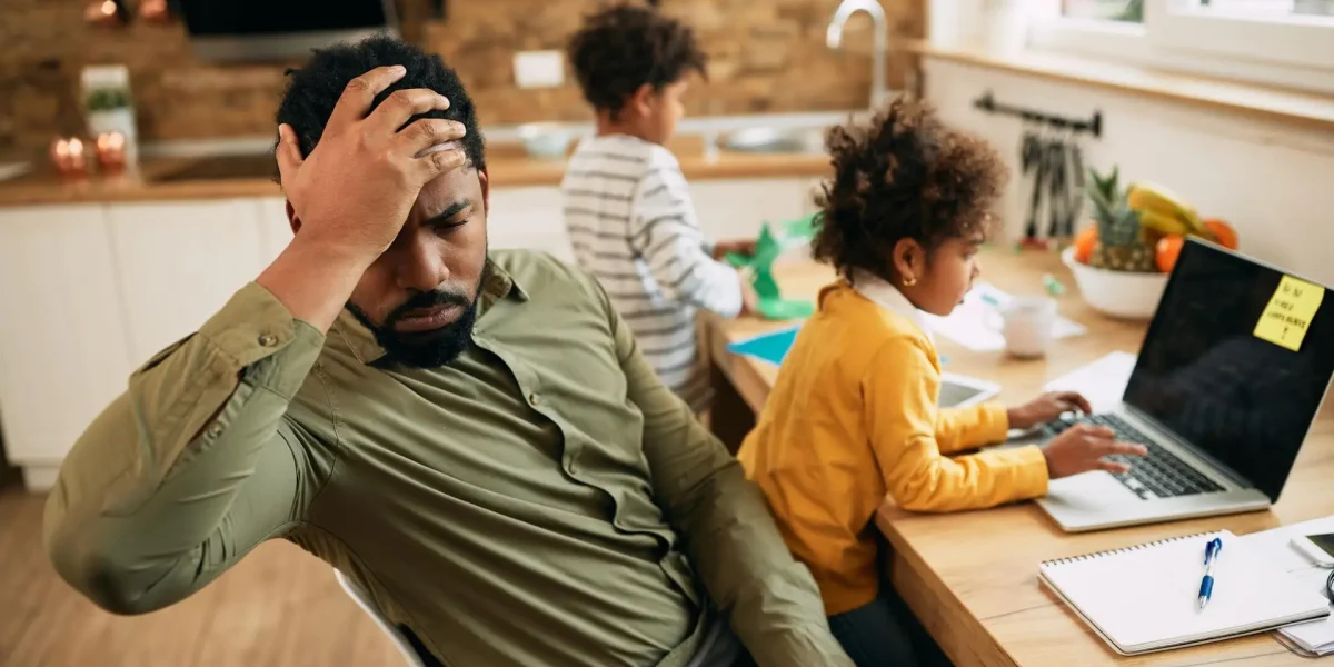 Mann mit Kindern ist gestresst