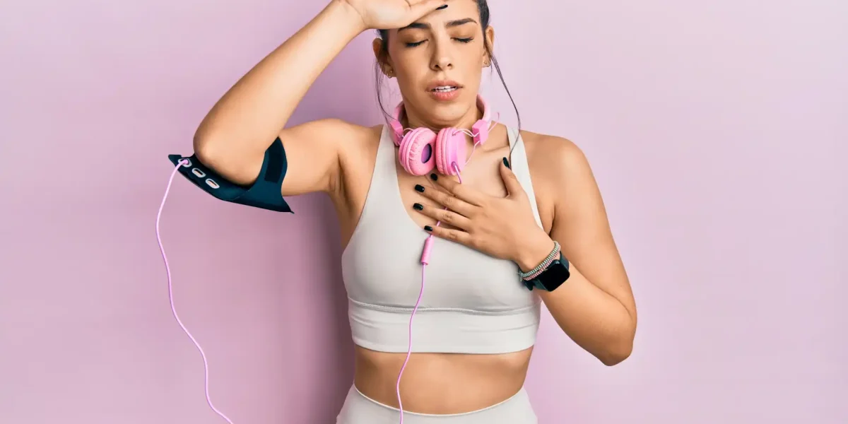 Frau fühlt sich unwohl trotz Sport und Fitness