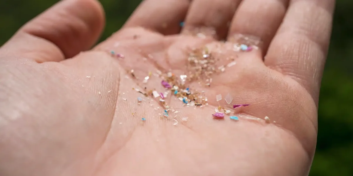 Hand Mit Mikroplastik