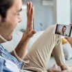 Mann entspannt auf Couch bei ärztlichem Online Termin