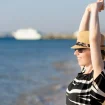 Junge Frau entspannt am Meer