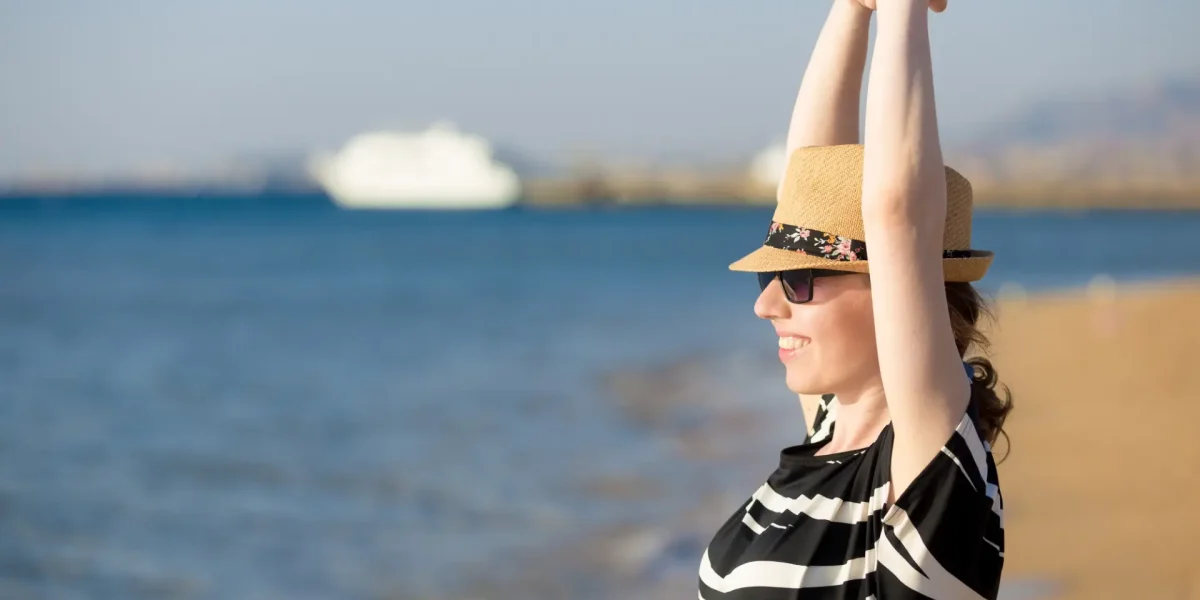 Junge Frau entspannt am Meer