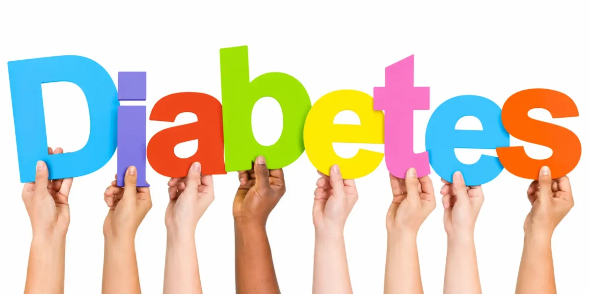 Kinder mit Diabetes hält bunte Buchstaben mit dem Schriftzug „Diabetes“ hoch