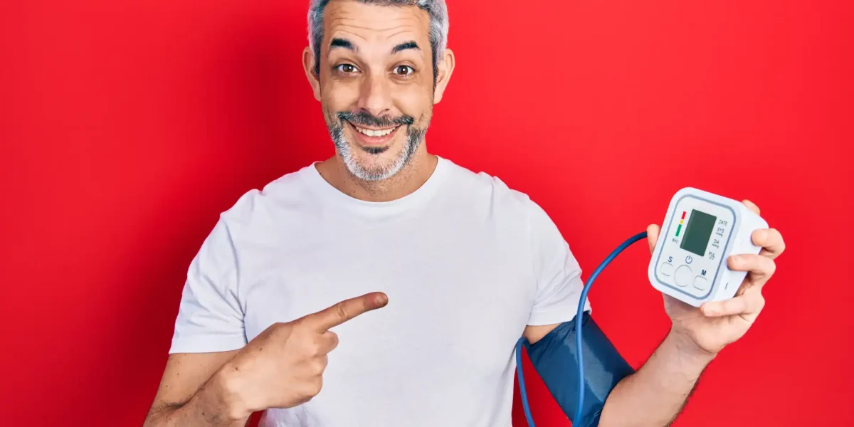 Mann Blutdruckmessgerät Lächelnd