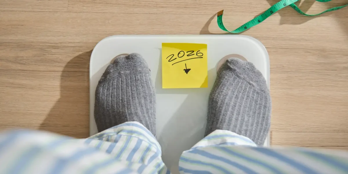 Person steht auf Waage