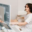 Gynäkologin führt Ultraschalluntersuchung durch