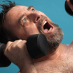 Homme qui pratique la musculation pour combattre la perte musculaire