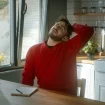 Mann Streckt Sich