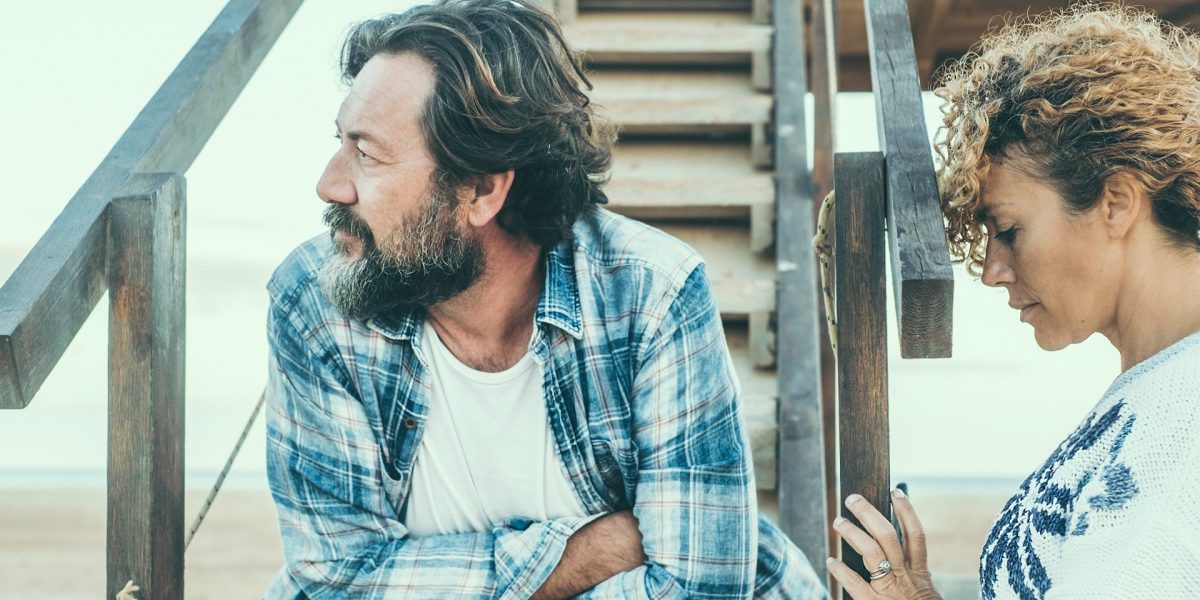 Älteres Paar im Freien